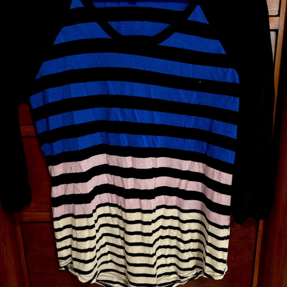 Express size Small long sleeve shirt. Very pretty colors and very soft!
